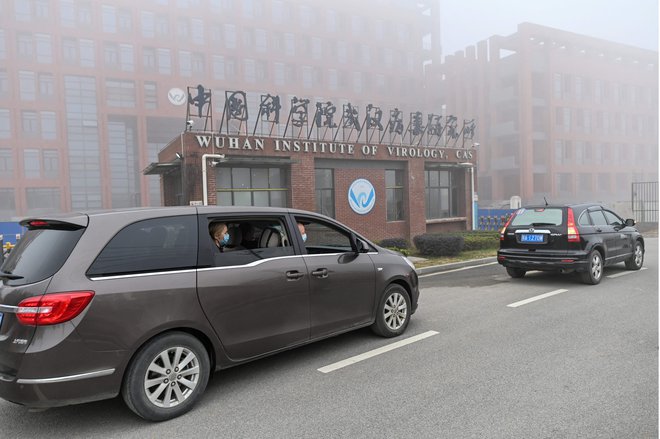 V ZDA se pritožujejo nad nepripravljenostjo kitajskih oblasti za razkritje dogajanj v wuhanskem inštitutu za virologijo. Foto Hector Retamal/Afp

