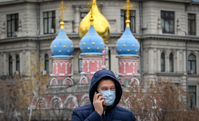 Ta teden so v Rusiji začeli veljati strožji ukrepi za preprečitev širjenja okužb. FOTO: Yuri Kadobnov/Afp
