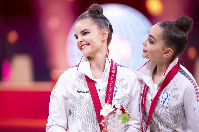 Sestri dvojčici Dina in Arina Averina sta stali na zmagovalnem odru. FOTO: Charly Triballeau/AFP
