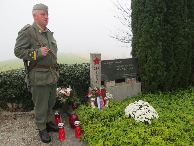 Častna straža člana prvega partizanskega dolenjskega spominskega bataljona v čast junakoma Milanu Majcnu in Jančiju Mevžlju na pokopališču v Šentjanžu. FOTO: Bojan Rajšek/Delo
