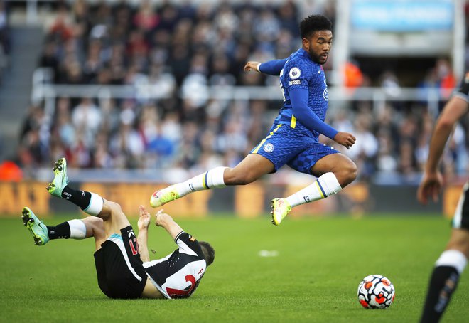 Evropski prvak Chelsea tudi brez dveh najboljših poškodovanih napadalcev Romeluja Lukakuja in Tima Wernerja zabija gole in zmaaguje. Na štadion St. James Park v Newcastle je dva gola dosegel Reece James. FOTO: Lee Smith/Reuters
