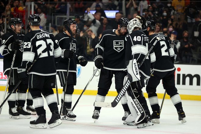 Anže Kopitar (tretji z desne) in soigralci so se naposled veselili nove zmage. FOTO: Ronald Martinez/AFP
