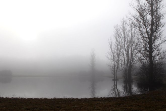 Malo Zagorsko jezero v jutranjih meglicah, ki ga nisva videla. FOTO: Javornik Dejan
