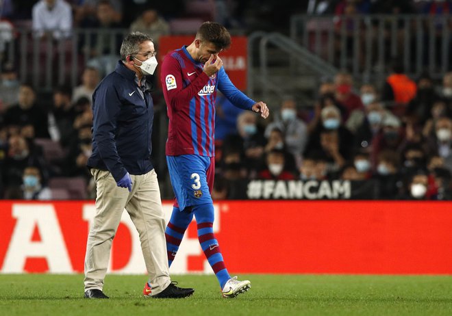 Tudi Gerard Pique je moral v soboto predčasno iz igre. FOTO: Albert Gea/Reuters
