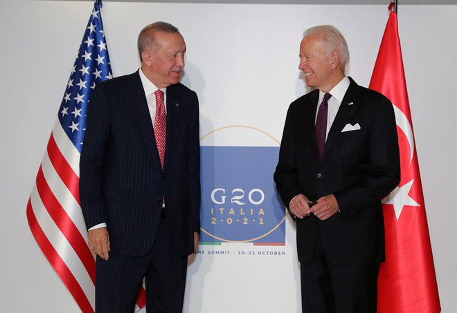 Ameriški predsednik Joe Biden (desno) in njegov turški kolega Recep Tayyip Erdogan sta se v Rimu dogovorila o izboljšanju odnosov med državama. FOTO: Murat Cetin Muhurdar/AFP
