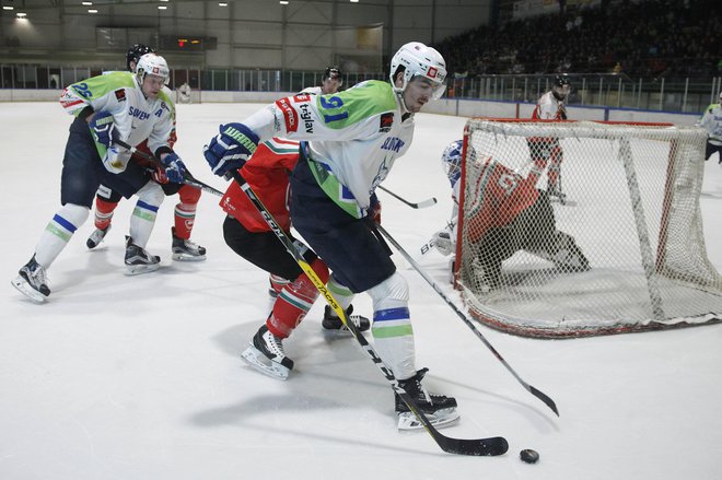 Miha Verlič (pri ploščku, levo Jan Urbas) je že dolgo stalnimi člani slovenske hokejske reprezentance,.&nbsp;FOTO:&nbsp;Leon Vidic/Delo
