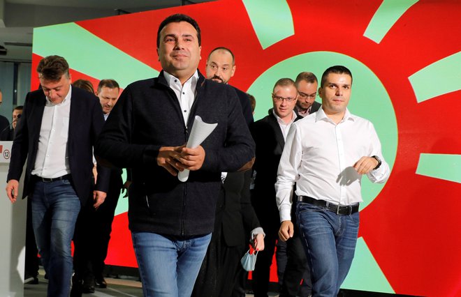 Predsednik vlade Severne Makedonije Zoran Zaev je tako zapustil sinočnjo novinarsko konferenco, na kateri je sporočil, da odstopa. Foto REUTERS/Ognen Teofilovski
