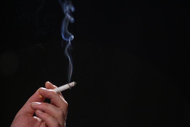 Vlada si od višjih trošarin za&nbsp;cigarete&nbsp;obeta dodatnih 15,6 milijona evrov prihodkov letno oziroma&nbsp;v povprečju 1,3 milijona evrov na mesec. FOTO: Jure&nbsp;Eržen/Delo
