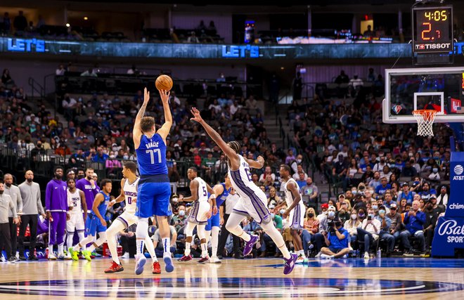 Med dvobojem s Sacramentom je Luka Dončić zadel edini met za tri točke z ogromne razdalje in v ključnem trenutku. FOTO: Kevin Jairaj/USA Today Sports
