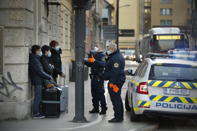 Podatki kažejo, da diskriminacijo največkrat doživljajo ljudje, ki jih zakonodaja in večinsko prebivalstvo obravnavata kot tujce. Foto Jure Eržen
