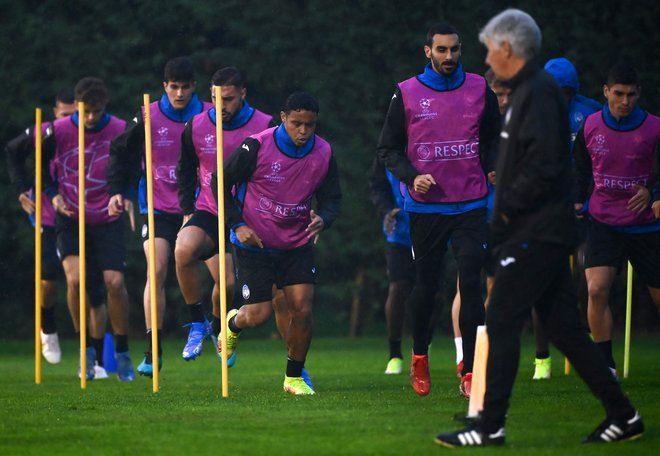 Trener Gianpiero Gasperini je takole opazoval zadnji trening Josipa Iličića (v ozadju desno) in soigralcev pred spopadom z Manchester Unitedom. FOTO: Marco Bertorello/AFP
