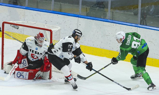 Olimpijin bojevit in napadalen hokej povzroča tekmecem v ICEHL veliko težav. FOTO: Jože Suhadolnik/Delo
