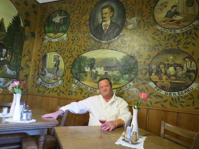 Gostinec Srečko Ilovar rad posedi v Jurčičevi sobi s poslikavami junakov iz pisateljevih del. FOTO: Bojan Rajšek/Delo
