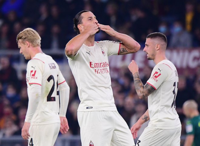 Zlatan Ibrahimović se rad sooča z navijači, ki ga izzivajo, a ga hkrati še dodatno motivirajo. FOTO: Alberto Lingria/Reuters
