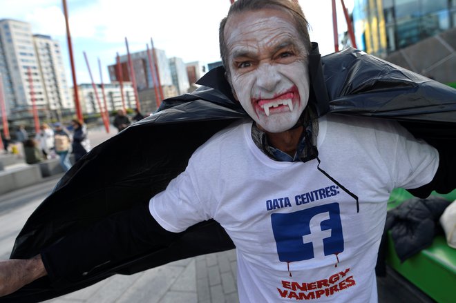 Protestnik, oblečen v vampirja, pred evropskim sedežem Facebooka v Dublinu protestira proti veliki porabi energije v podatkovnih centrih. FOTO: Clodagh Kilcoyne/Reuters
