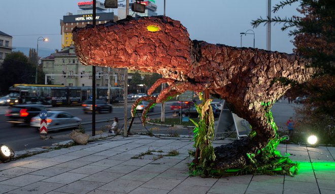 Skulptura dinozavra, narejenega iz oglja, ki Sarajevčane nagovarja s sloganom &raquo;Naj izumrtje ne bo tvoja izbira&laquo;, je zelo primerna za čas, ko se mesto duši v smogu in ko se politična scena nenehno sprašuje o obstanku države. FOTO: Dado Ruvic/Reuters
