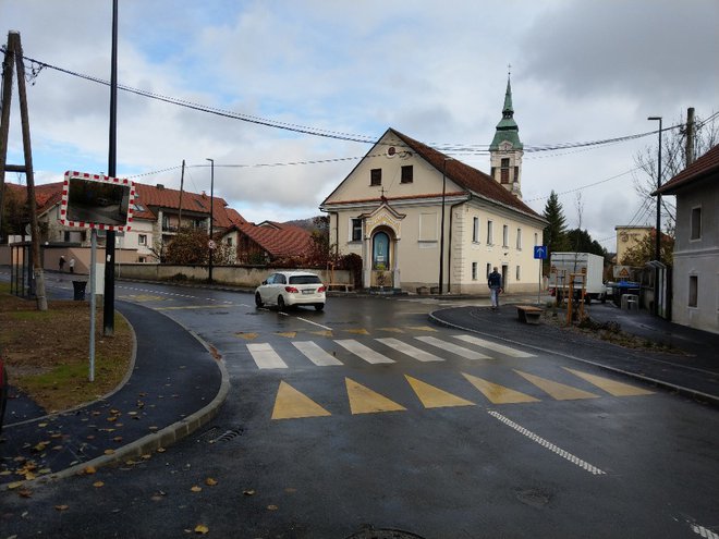 V Šmartnem pod Šmarno goro so uredili cesto, pločnik, avtobusno postajališče, klopi in nepokrito kolesarnico. FOTO: Aleš Stergar/Delo
