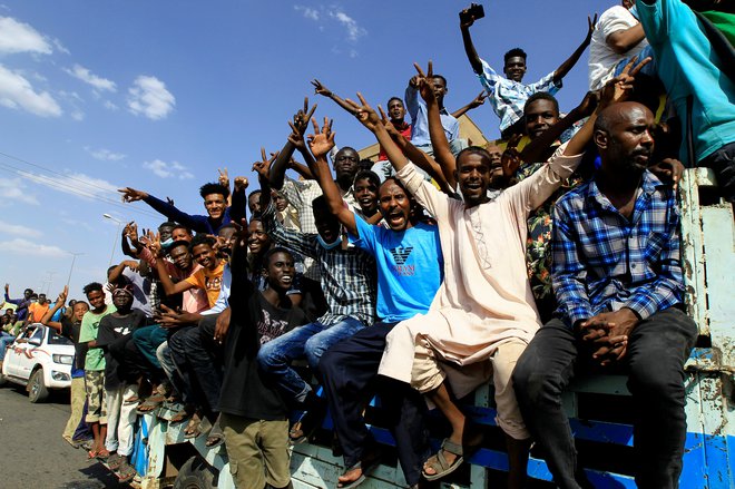 Po vojaškem državnem udaru protestniki v Kartumu in nekaterih drugih sudanskih mestih vztrajajo na ulicah. FOTO:&nbsp;Mohamed Nureldin Abdallah/Reuters
