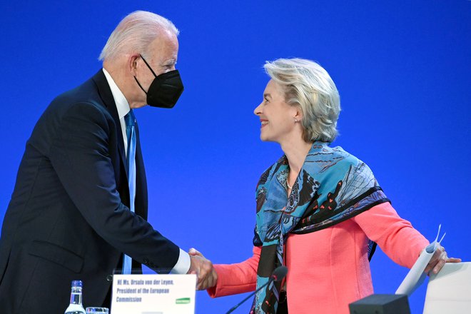 Ameriški predsednik Joe Biden in predsednica evropske komisije Ursula von der Leyen sta med zadnjim dnevom vrha voditeljev naznanila dogovor o zmanjšanju izpustov metana v ozračje. Foto: Jeff J Mitchell/Reuters
