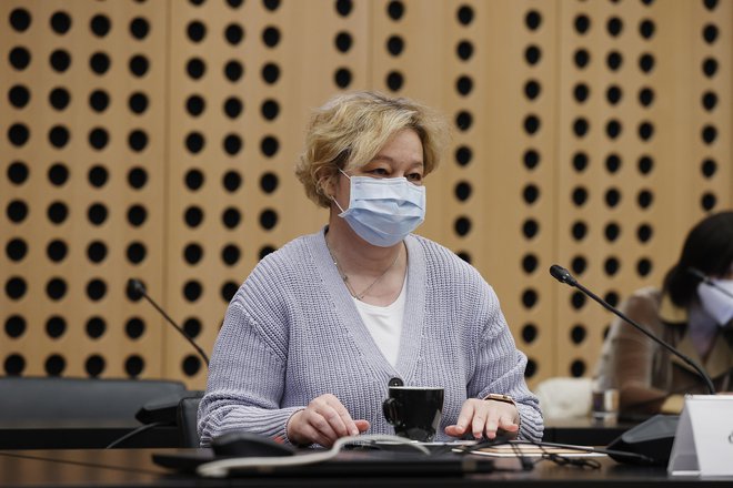 Vodja svetovalne skupine za covid-19 Mateja Logar je pojasnila, je v osnutku zapisnika s ponedeljkove seje svetovalne skupine resda pisalo, da se predlaga 10-dnevno popolno zaprtje države, a da je pri tem šlo za vsebinsko napako v zapisniku, ki še ni bil potrjen. FOTO:&nbsp;Leon Vidic/Delo
