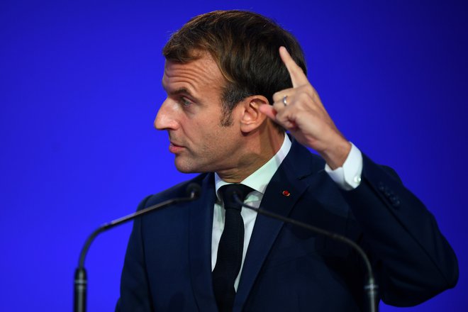 Francoski predsednik Emmanuel Macron je napovedal pomoč mladim. Foto Reuters
