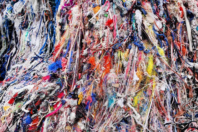 Hitra moda ustvarja veliko odpada. Materiali pa pogosto niso biorazgradljivi, pri razpadu nastaja tudi mikroplastika, ki se je zažrla že v vse pore našega planeta. FOTO:&nbsp;Shutterstock
