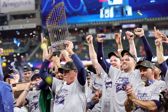 Trener Atlante Brian Snitker na podelitvi s pokalom, potem ko so njegovi varovanci dokončali delo v velikem finalu lige MLB.&nbsp;FOTO:&nbsp;Carmen Mandato/AFP
