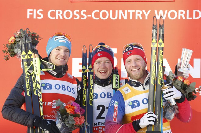 Dario Cologna (na fotografiji levo) med podelitvijo nagrad najboljšim v Oslu. FOTO:&nbsp;Ntb Scanpix/Reuters
