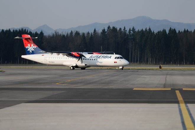 Prihod letala prevoznika Air Serbia iz Beograda. FOTO: Uroš Hočevar/Delo

