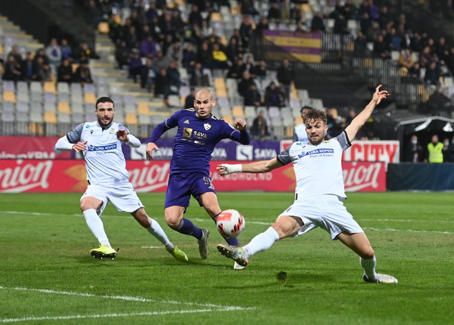 Mariborčani so ujeli ritem v zadnjih tekmah in Koper ter Olimpijo. Gole je začel zabijati tudi zadnja okrepitev Ognjen Mudrinski (v sredini). FOTO: Miloš Vujinović
