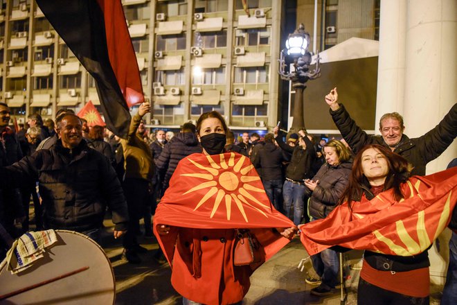 Podporniki opozicijske stranke VMRO-DPMNE praznujejo zmago na županskih volitvah v Skopju, ki so v zgodovino odnesle predsednika vlade Zorana Zaeva. Foto Robert ATANASOVSKI/AFP)
