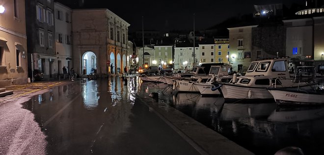 Morje je poplavilo Kidričevo in Cankarjkevo nabrežje v Piranu. FOTO:&nbsp;Boris Šuligoj
