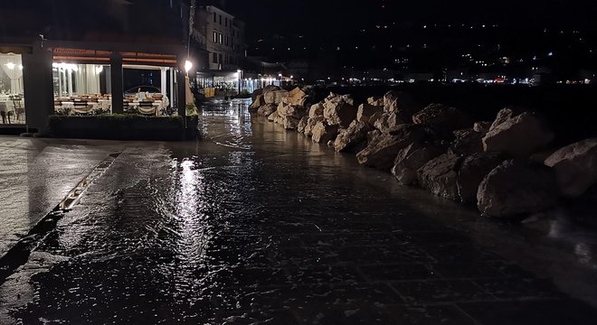 Lokali so zaradi naraslega morja samevali. FOTO: Boris Šuligoj
