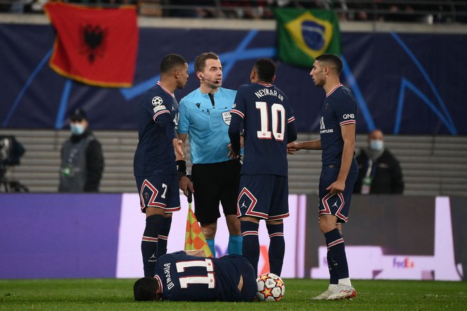 Neymar (št. 10) v pogovoru z glavnim sodnikom med tekmo v Leipzigu. Na tleh leži Angel Di Maria. FOTO: Franck Fife/AFP
