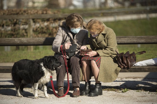 Pred tremi desetletji je bil mobilni telefon za večino prebivalcev nedosegljiv, zdaj ga uporablja 97 odstotkov odraslih, kažejo podatki Sursa.

FOTO: Jure Eržen/Delo
