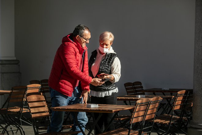 Takoj po pozdravu sledi preverjanje digitalnega covid potrdila, šele potem sprejmejo naročilo, tako bi v gostinskih lokalih moralo biti, a tovrstna praksa je v Ljubljani bolj izjema kot ne. FOTO: Voranc Vogel/Delo
