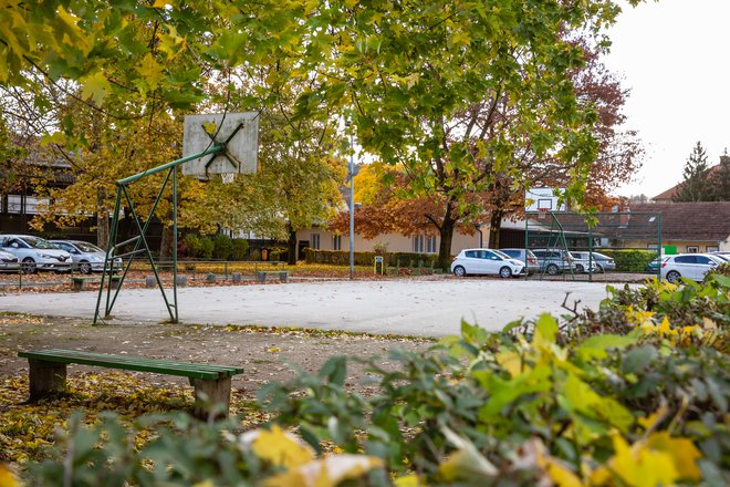 Park na Vodmatu je zapuščen, okrog košarkarskega igrišča so parkirani avtomobili. FOTO: Črt Piksi
