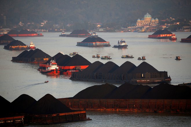 Investiranje v energetske projekte, povezane s fosilnimi gorivi, prinaša tako socialna kot ekonomska tveganja. FOTO: Willy Kurniawan/Reuters
