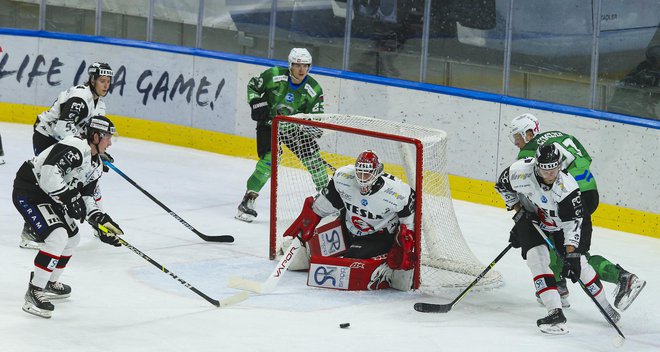 Tekma med Znojmom in Olimpijo je bila negotova, ob koncu pa so bili srečnejši hokejisti češkega kluba. FOTO: Jože Suhadolnik/Delo
