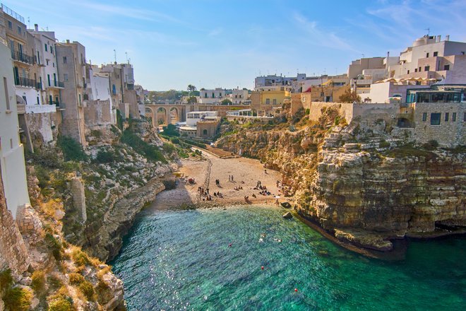 Ena od ikoničnih razglednic Apulije je plaža Cala Paura sredi kraja Polignano a Mare. FOTO: Shutterstock
