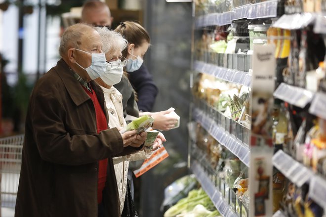 Ustavno sodišče je tehtalo pobudo glede omejevanja prodaje blaga in ponujanja storitev. FOTO: Leon Vidic/Delo
