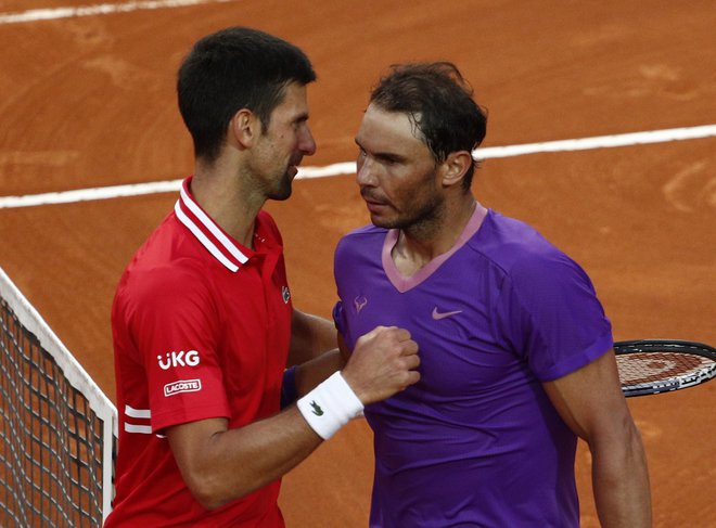 Rafael Nadal (desno) bo decembra nastopil na ekshibicijskem turnirju v Abu Dabiju prvič po operaciji stopala. Kako se bo na to novico odzval Novak Đoković (levo)?&nbsp;FOTO: Guglielmo Mangiapane/Reuters
