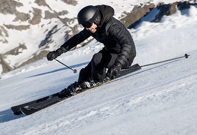 Amphibio Porsche Design prinaša večjo stabilnost kot tekmovalne smuči, obvladati pa jo je lažje kot mehke in igrive freeride smuči. FOTO:&nbsp;Elanskis.com
