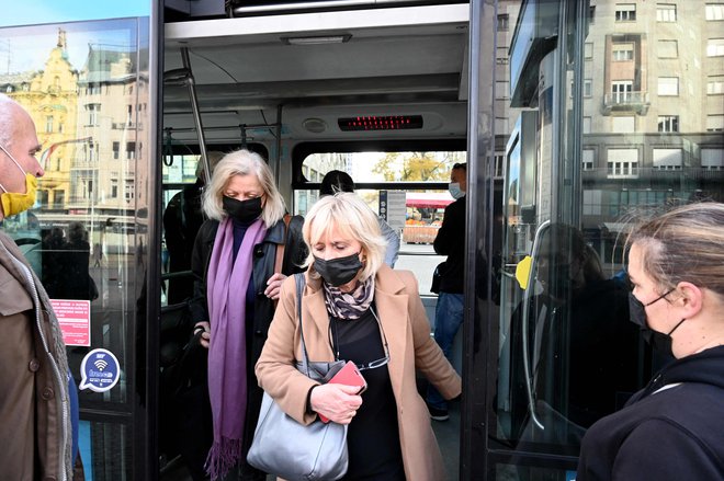 V zadnjih 24 urah so na Hrvaškem potrdili 6932 novih okužb, kar je nov rekord, in 36 smrti bolnikov s covidom-19. FOTO: Denis Lovrovic/AFP
