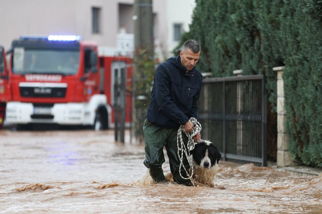 Na območju Sarajeva je poplavilo več naselij, številna območja so brez elektrike. FOTO: Dado Ruvić/Reuters
