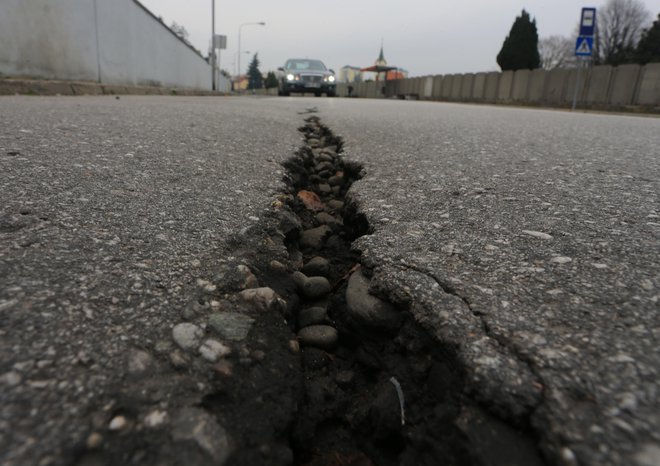 Na našo srečo bodo prihodnje leto vseh sort volitve. Tako popravljajo državne in občinske ceste. FOTO: Tadej Regent
