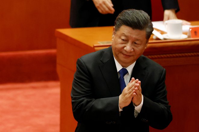 Če bi vse potekalo po ustaljenem ritmu zamenjav generacij na vrhu oblasti, bi se moral Xi Jinping po koncu desetletnega mandata umakniti in prepustiti mesto izbranemu nasledniku. FOTO: Carlos Garcia Rawlins/Reuters
