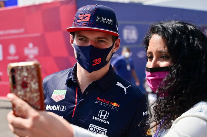Max Verstappen ima tudi v Mehiki oboževalke. FOTO: Pedro Pardo/AFP
