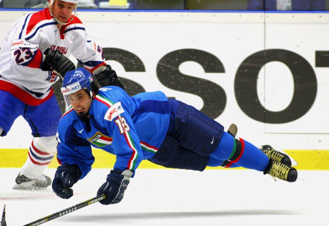 Svetovno prvenstvo elite na Švedskem, leta 2002, tekma z Italijo. Igor na nogah, sosed v zraku.
FOTO: Lars Andersson/EPA
