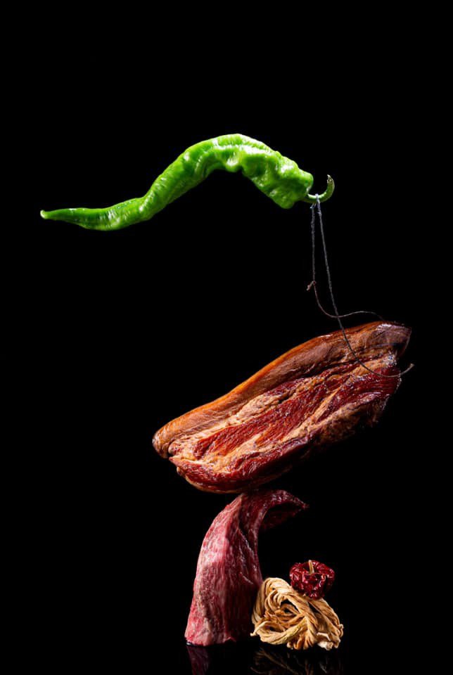 Dimljena govedina s hunansko slanino in čilijem Foto Obscura
